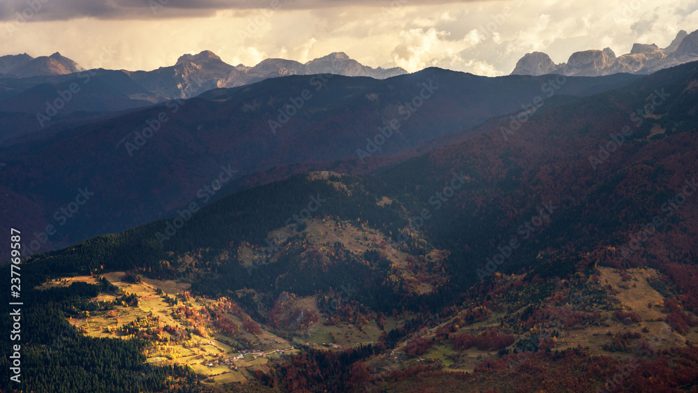 Naklejka premium Stunning mountain scenery with clouds
