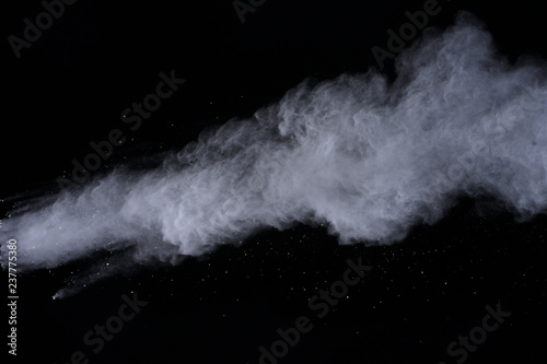 Wybuch proszku białego na czarnym tle. Barwna chmura. Wybucha kolorowy pył. Maluj Holi.