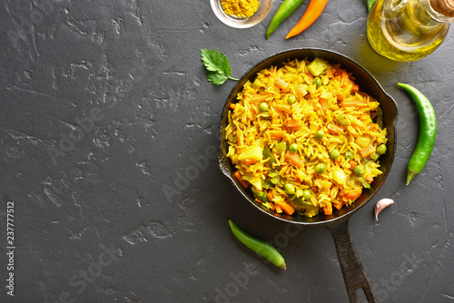 Foto Vegetarian pilaf in frying pan