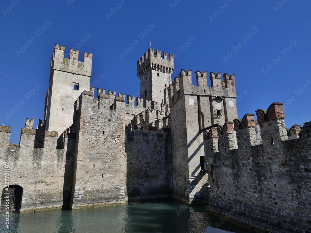 Castillo de Scaligero, fortaleza de la época de Scaliger, punto de acceso al centro histórico de Sirmione,Italia.