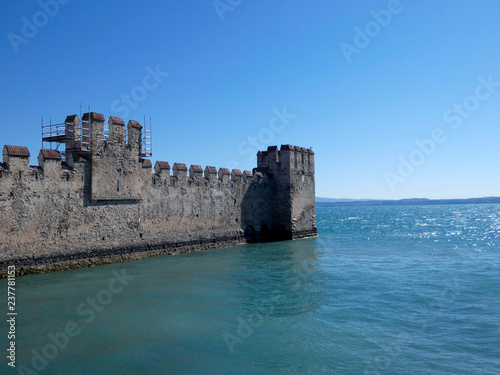 Castillo de Scaligero, fortaleza de la época de Scaliger, punto de acceso al centro histórico de Sirmione,Italia.