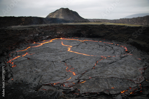 zastygła warstwa lawy na powierzchni krateru aktywnego wulkanu