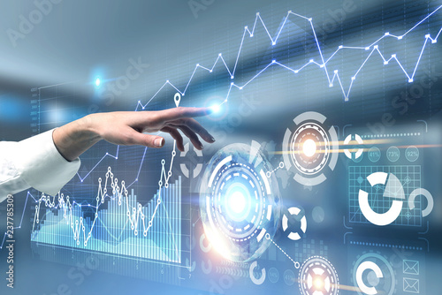 Foto Woman hand using graph and infographics interface