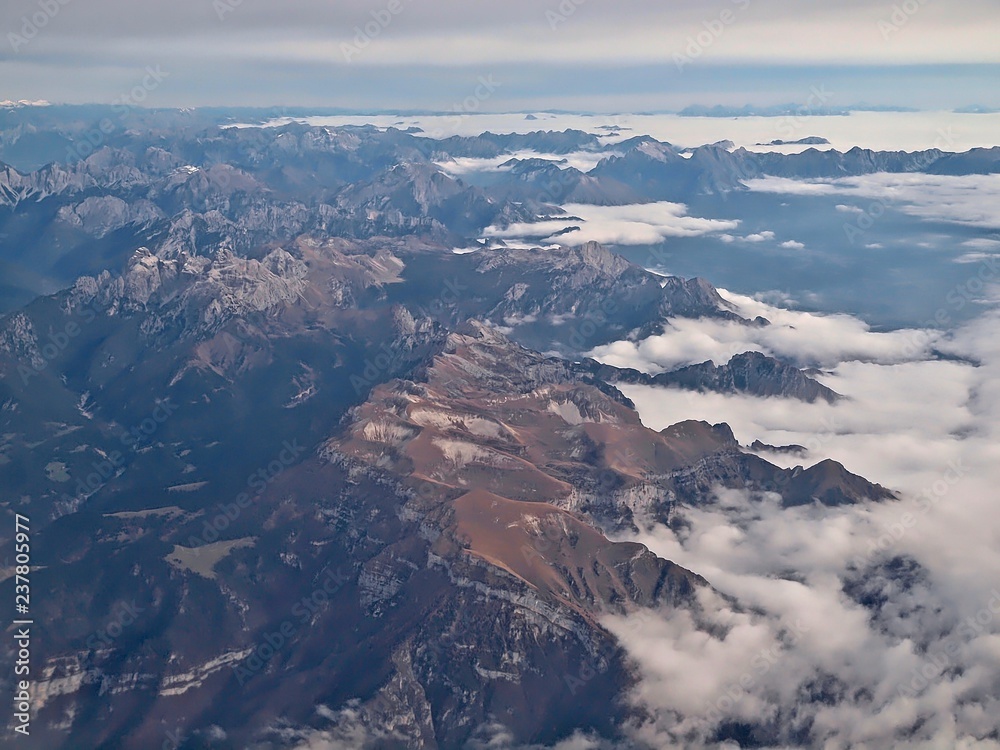 Luftaufnahme beim Flug über die italienischen Alpen