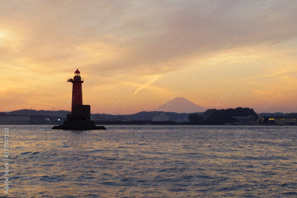 横須賀に沈む夕日、三浦半島や富士山を望む、ボートより撮影