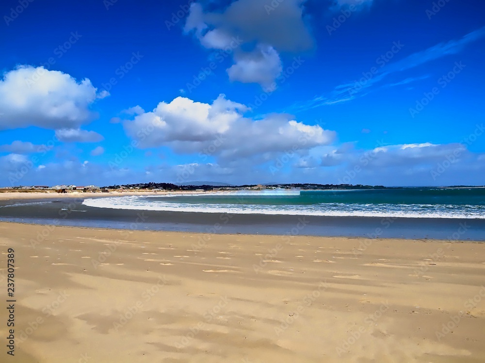 Sandstrand am Meer mit blauem Himmel und Wolken