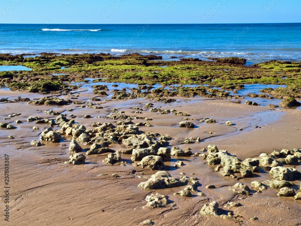 Steiniger leerer Sandstrand an der Algarve in Portugal