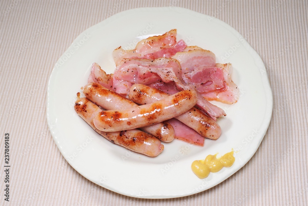 焼いたベーコンとソーセージ 焼いたベーコンとソーセージ