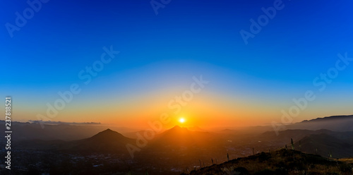 Sun on top of the Mountain, Panorama