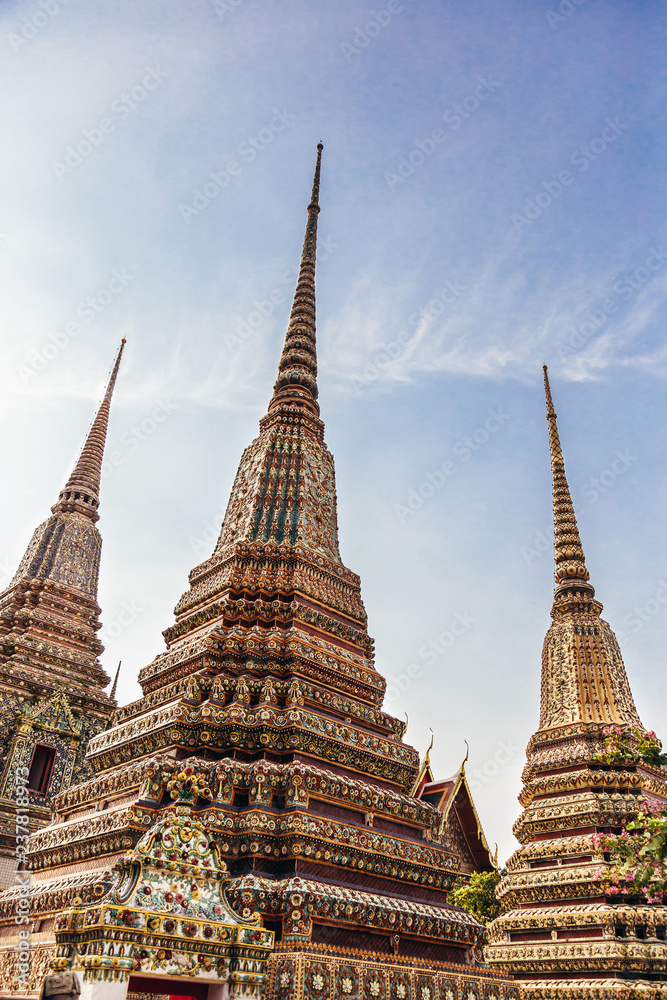 Fototapeta premium Buddhist Stupas in Thailand: Exploring Ancient Temples and Pagodas