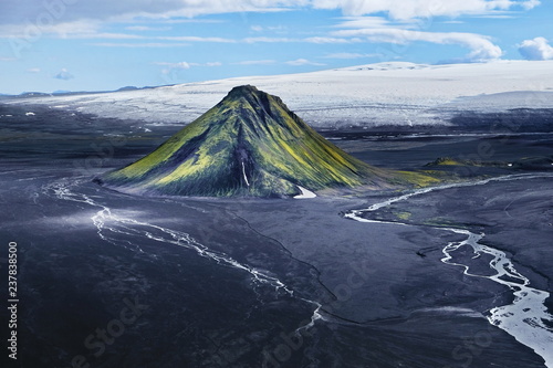 Maelifjell in Sandwüste auf Island, Berg wie ein Vulkan im Hochland 