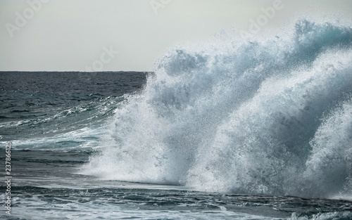 Giant wave strike against s...