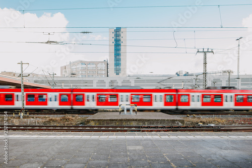 Zug fährt an Stadt vorbei