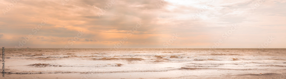 Greena ( Dänemark ) - Ostsee Strand mit Wolken und Wellen