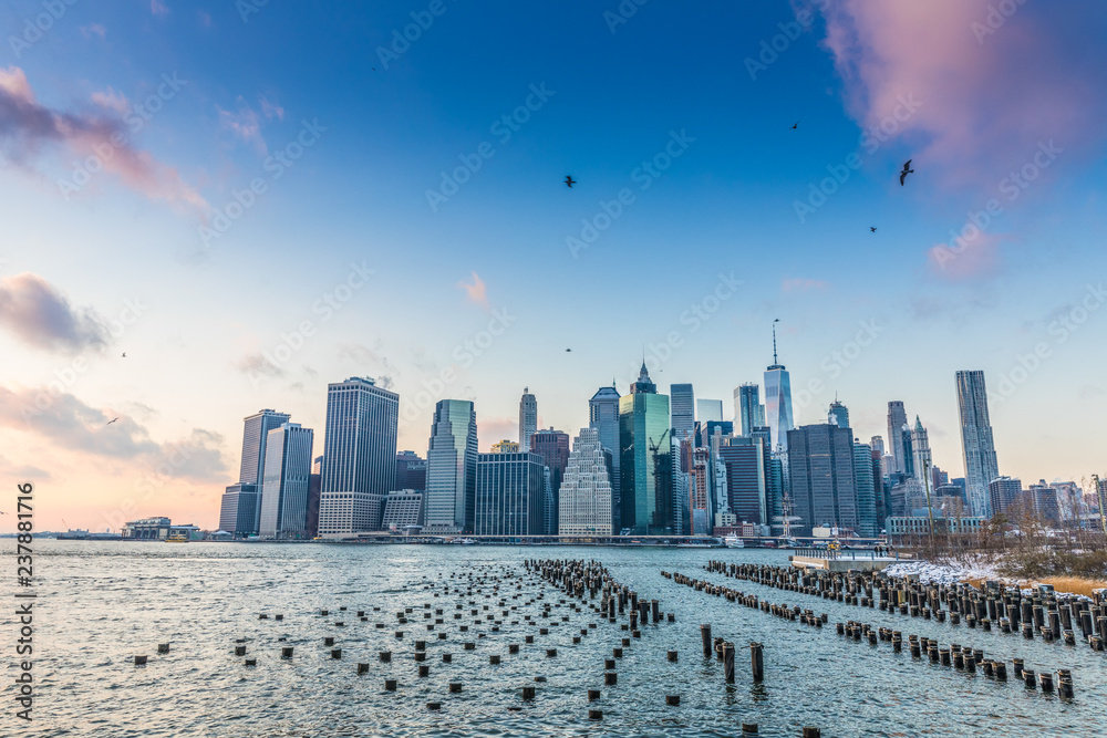 Obraz premium View of Manhattan at sunset from the side of the pier.