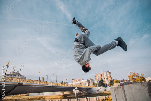 Принти на полотні Young free runner making parkour at the park
