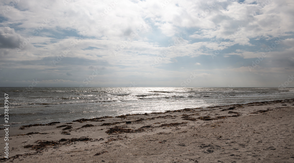 Greena ( Dänemark ) - Ostsee Strand mit Wolken und Wellen