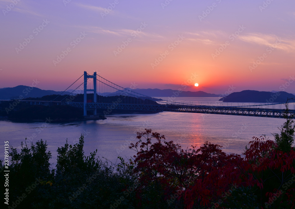 Fototapeta premium 瀬戸内海に沈む夕日と瀬戸大橋