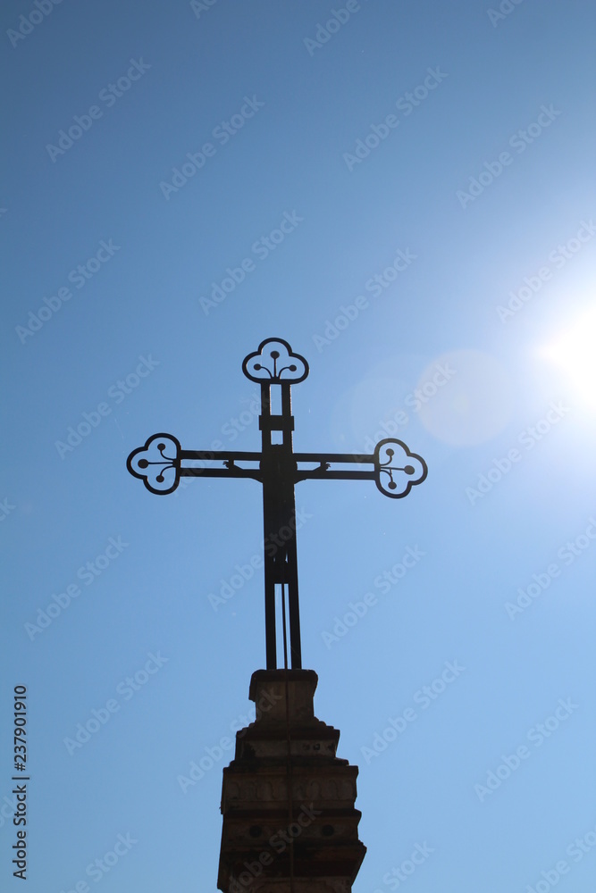 Litermont Gipfelkreuz im Saarland in der Sonne