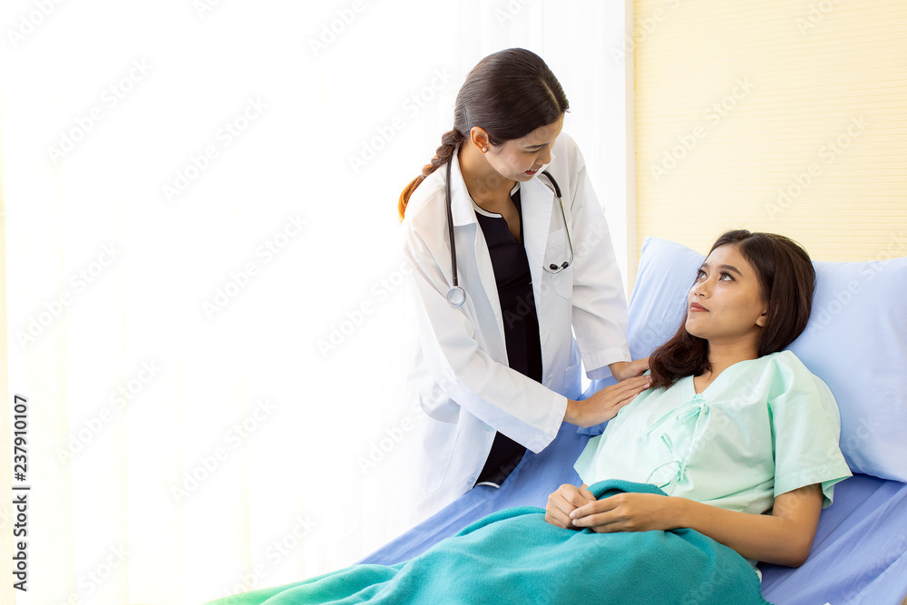 Obraz premium medical doctor cheer up patient
