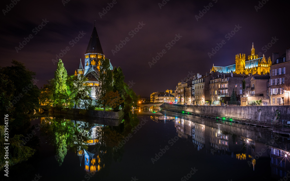 Le temple neuf et la cathedrale de nuit