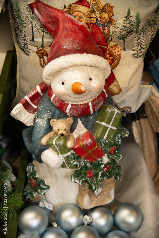 Christmas decoration with white bear in terra cotta decorated, ceramic snowman, with red hat, scarf and carrot nose. Ideal for Christmas for ornamental purposes.