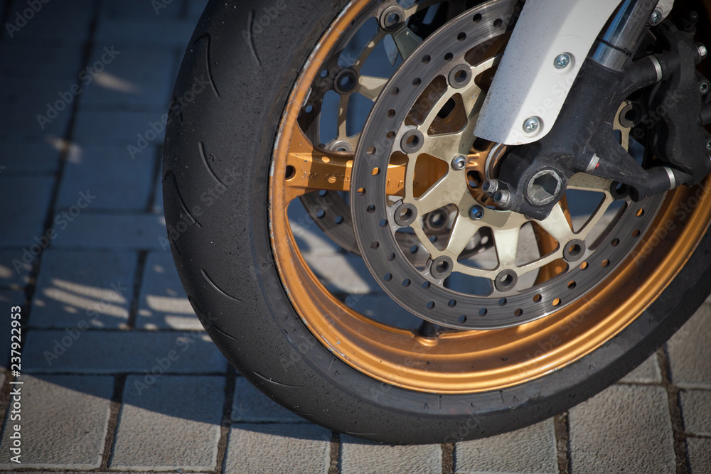 Front wheel and drive of a racing motorcycle