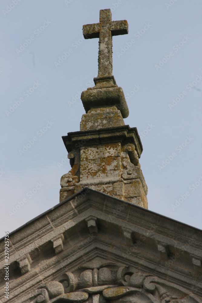 Croix sur la toiture d'une école de la ville de Quimper (Bretagne, Finistère, France)