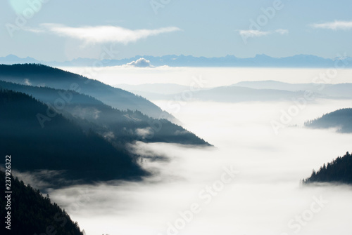 Nebelmeer, Berge ragen aus einem Meer aus Nebel © heike114