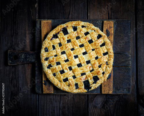 baked whole black currant pie