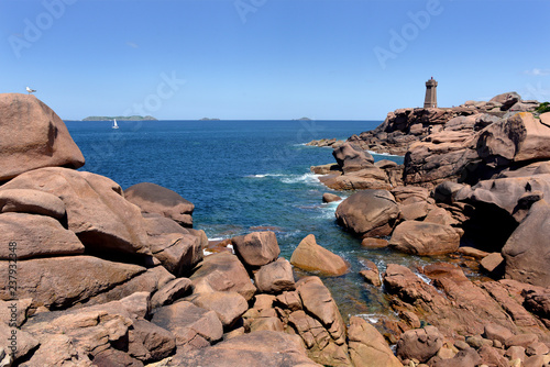 Mean Ruz lighthouse on the famous Pink Granite Coast (côte de granite rose in french) at Ploumanac'h, village in the commune of Perros-Guirec © Christian Musat