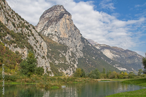 Fluß Sarca mit dem Berg Piccolo Dain