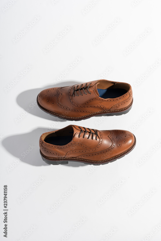 Eficacia Figura Probablemente Zapatos casuales para hombre sobre fondo blanco con toma cenital y sombras  foto de Stock | Adobe Stock