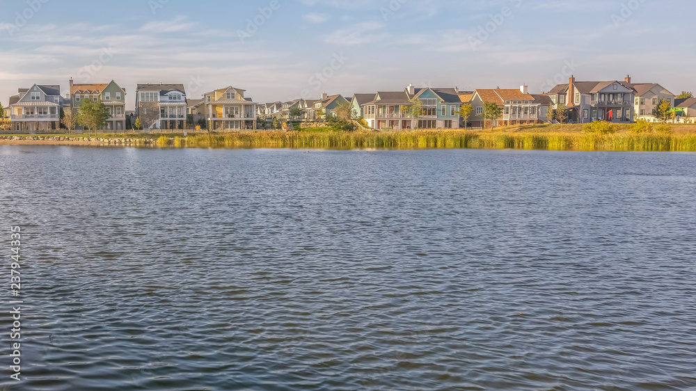 Obraz premium Stunning view along the peaceful Oquirrh Lake