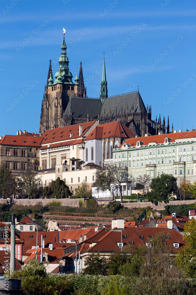 Obraz premium Colorful autumn Prague gothic Castle with the Lesser Town above River Vltava in the sunny Day, Czech Republic