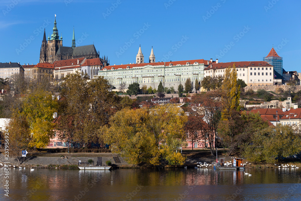 Obraz premium Colorful autumn Prague gothic Castle with the Lesser Town above River Vltava in the sunny Day, Czech Republic