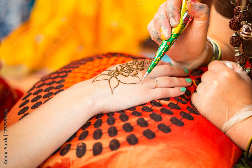 Obraz premium Applying Henna (or Hina) Tattoo