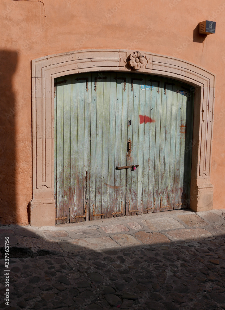 Φωτογραφία Beautiful wooden doorway in colonial San Miguel de Allende, Mexico