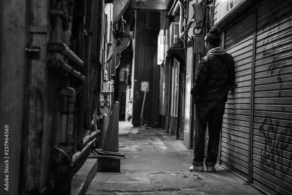 Fototapeta premium 路地裏の男性