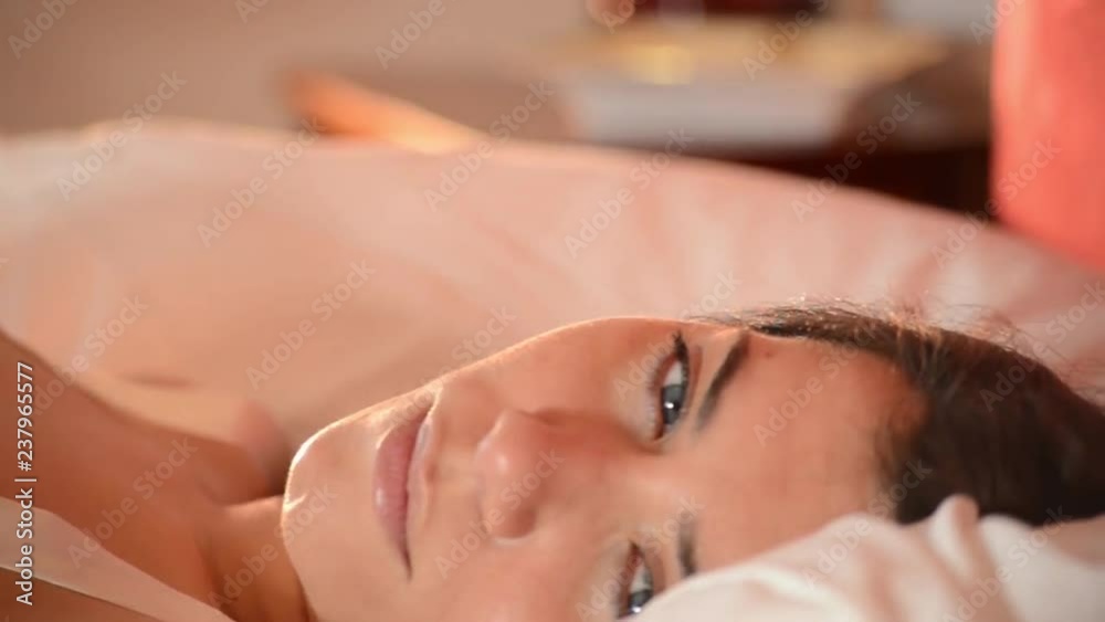 dolce risveglio di una giovane donna