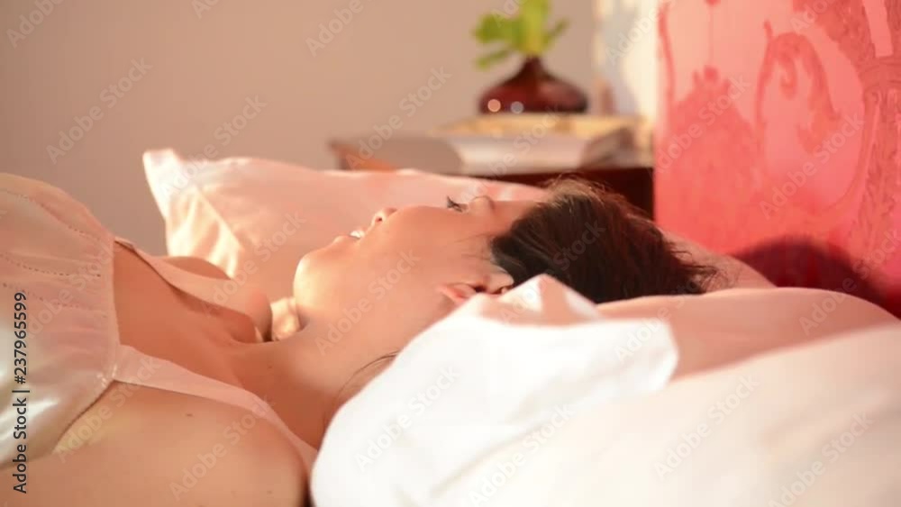 dolce risveglio di una giovane donna