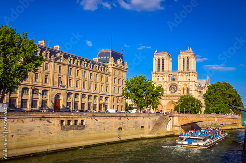Słynna katedra Notre Dame w Paryżu, Francja.