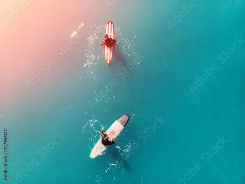 Obraz Surfer góry fali w oceanie, widok z góry aeria