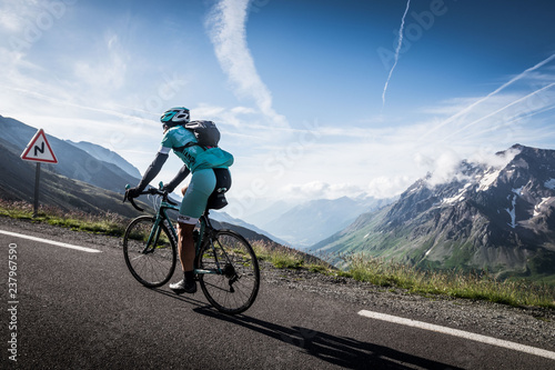 Fototapeta Naklejka Na Ścianę i Meble -  Cycliste dans les Alpes sur route de montagne