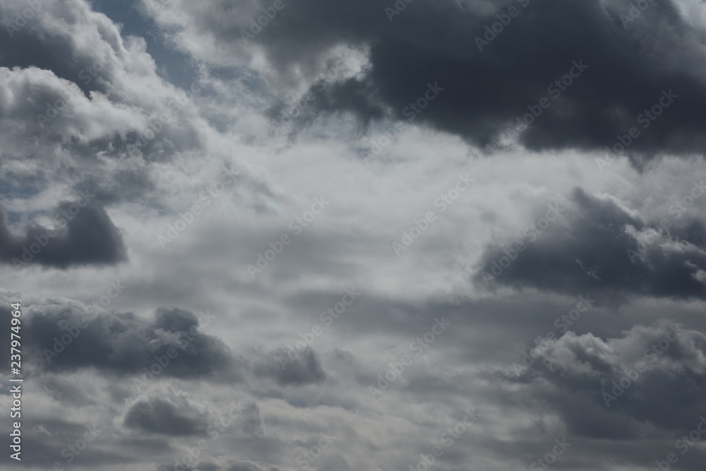 Obraz premium Dark gray cloudy sky