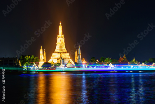 Obraz na płótnie Wat Arun Ratchawararam Ratchawaramahawihan with lighting public landmark in Bang