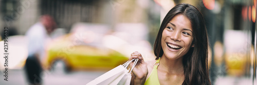 Fototapet Shopping in New York City Asian woman smiling happy holding shopping bag panoramic banner background
