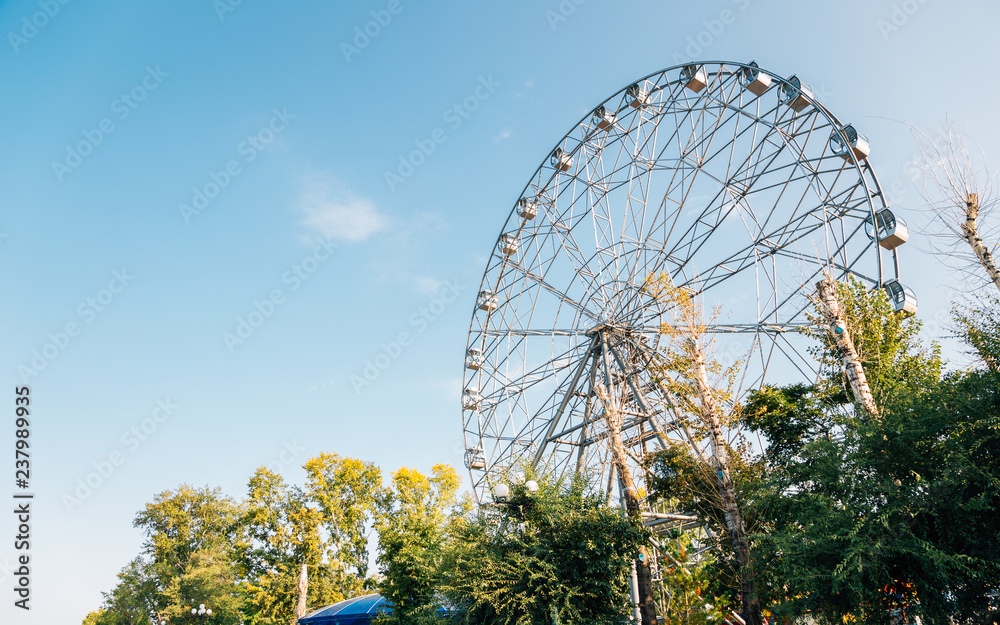 Fototapeta premium Ferris wheel at Amur riverside amusement park in Khabarovsk, Russia