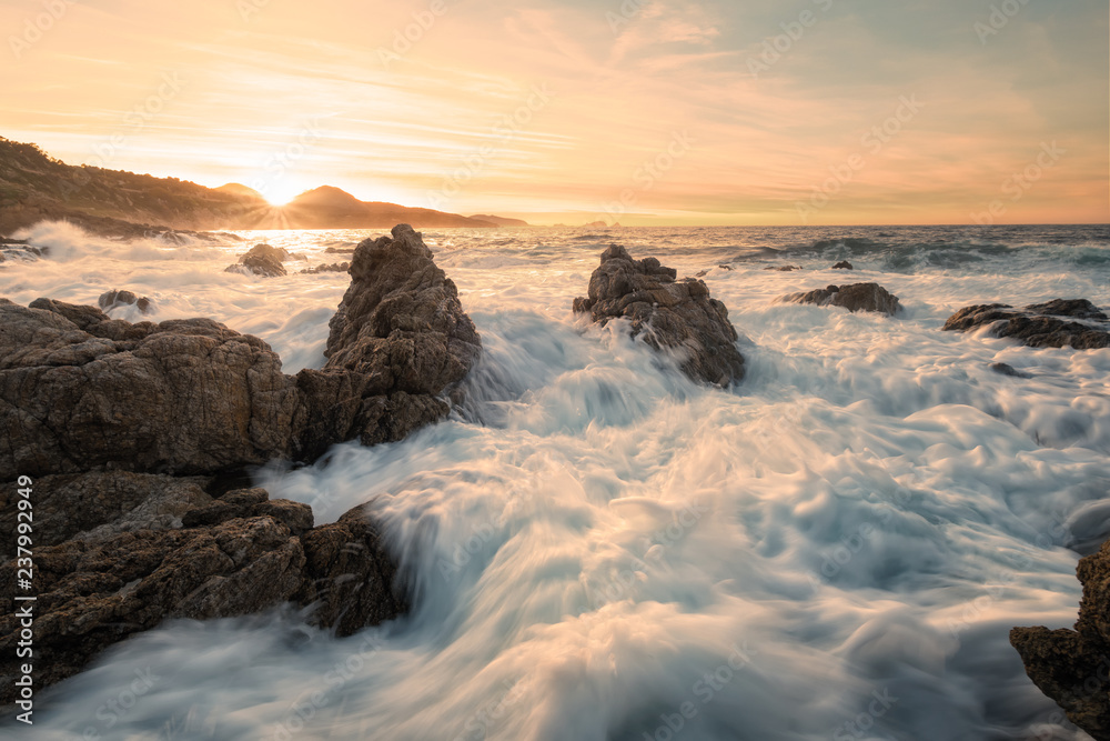 Obraz premium Sunset and rough sea on the coast of Corsica