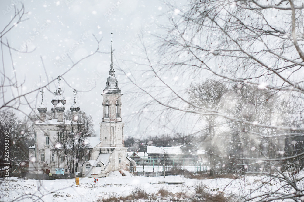 Obraz premium Winter landscape of country fields and roads